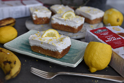 Bananin kruh s kremno limonino glazuro, brez glutena