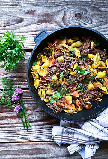 Brezglutenske testenine s počasi kuhano govedino ter zelišči