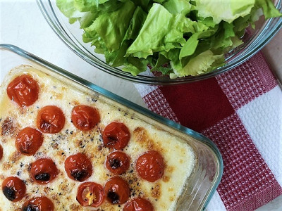 Pečena polenta s sirom, začimbami in paradižnikom